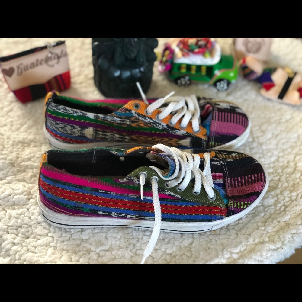 Guatemalan tennis shoes 39